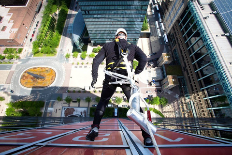 极限冒险家马克·斯鲁兹尼(marc sluszny)在布鲁塞尔创下高楼表面垂直