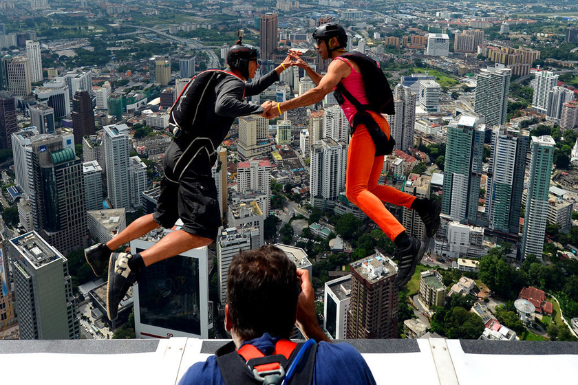 2012年9月27日，马来西亚吉隆坡，国际年度定点跳伞大赛在高度达421米的吉隆坡塔塔顶举行，来自18个国家和地区的95名专业定点跳伞选手参加这一活动，向极限发起挑战。  MOHD RASFAN/东方IC _那些玩命的运动