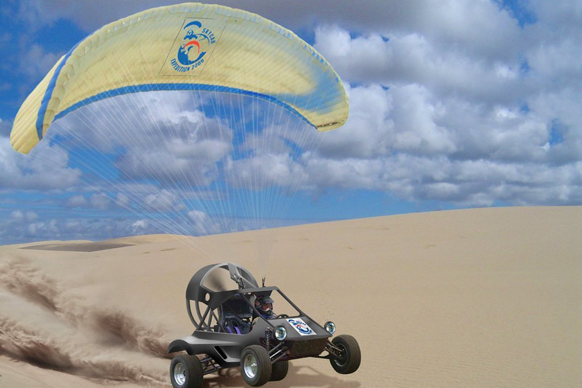 汽车起飞速度到达37码，一旦在空中运动，它可以达到100码。并且范围在200英里，巡航速度在82码，高度可达15000英尺。原型是一辆沙滩汽车。     CB2/ZOB/东方IC_汽车也能飞行