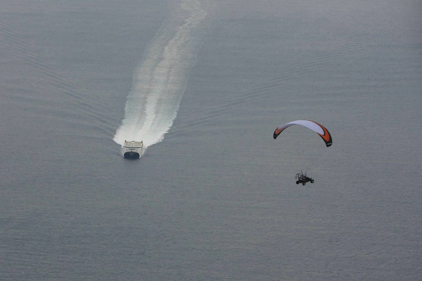 汽车起飞速度到达37码，一旦在空中运动，它可以达到100码。并且范围在200英里，巡航速度在82码，高度可达15000英尺。原型是一辆沙滩汽车。     CB2/ZOB/东方IC_汽车也能飞行