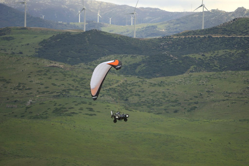 汽车起飞速度到达37码，一旦在空中运动，它可以达到100码。并且范围在200英里，巡航速度在82码，高度可达15000英尺。原型是一辆沙滩汽车。     CB2/ZOB/东方IC_汽车也能飞行