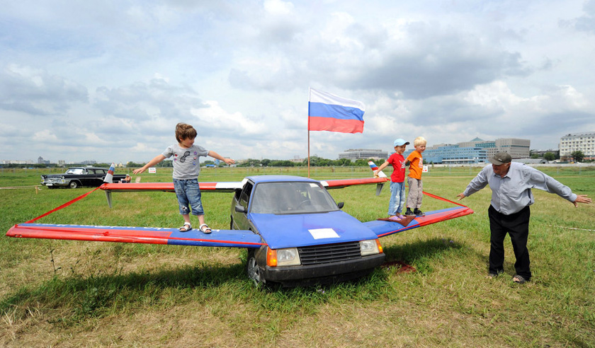 当地时间2011年7月6日，莫斯科车展上，观众在参观72岁的前飞行员Valery Bulgakov改造的汽车。改造后的这辆Tavria汽车，可以象飞机一样飞行和着陆，能飞行3米的高度，最大时速可以达到95公里/小时。  NATALIA KOLESNIKOVA/东方IC_汽车也能飞行