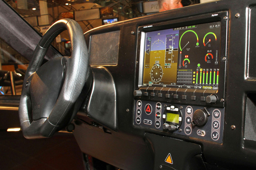 当地时间2012年4月4日，美国纽约车展，Terrafugia飞行汽车。  _汽车也能飞行