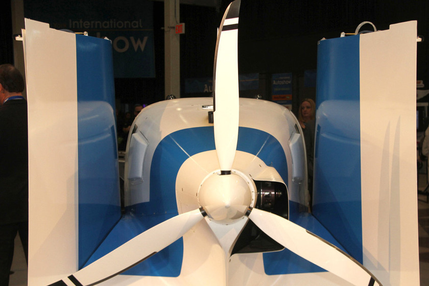 当地时间2012年4月4日，美国纽约车展，Terrafugia飞行汽车。  _汽车也能飞行