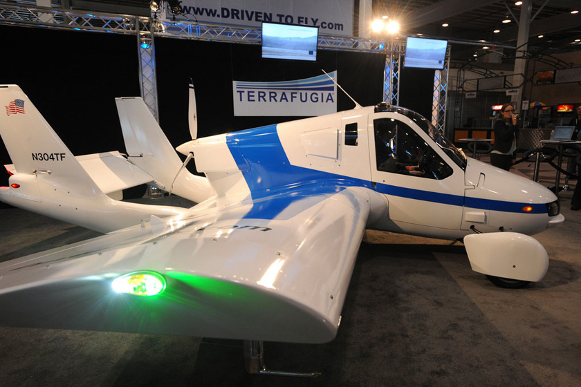 当地时间2012年4月4日，美国纽约车展，Terrafugia飞行汽车。  _汽车也能飞行