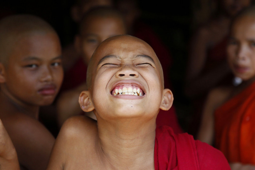 10月15日,缅甸仰光,一名修道院的小和尚放声大笑.