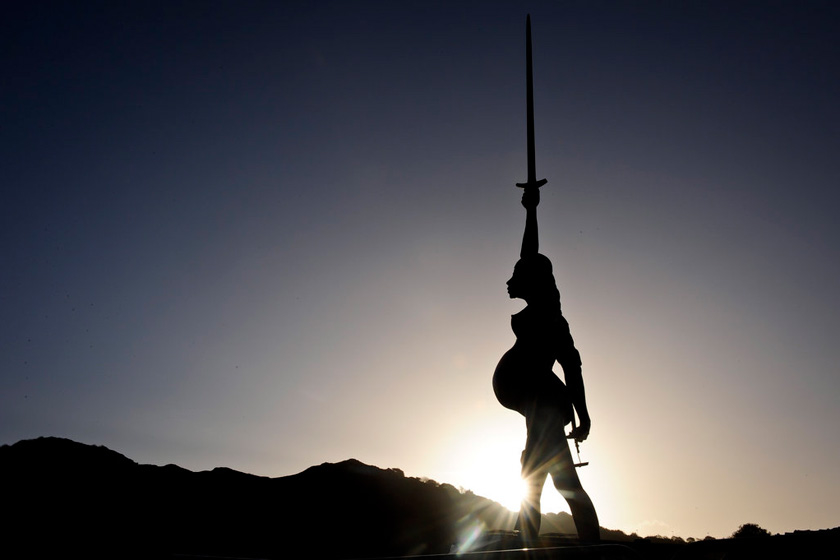 这件作品名为《真理》,展示了一名一手举剑一手持天枰的裸体孕妇.