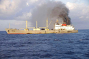 中国货船冲绳海域失火