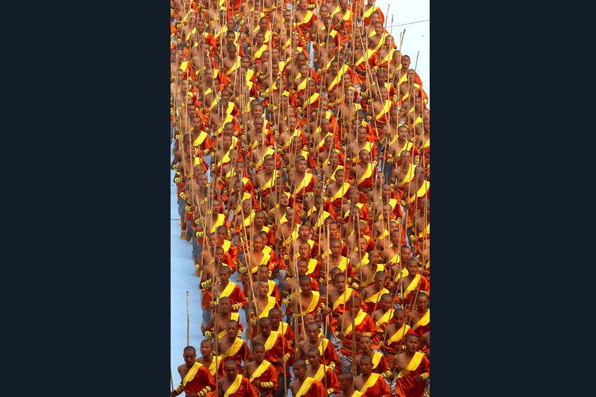 10月21日，第九届中国郑州国际少林武术节开幕表演，来自登封少林塔沟武术学校的一万多名学生参加。  牛书培/东方IC _第九届中国郑州国际少林武术节开幕 