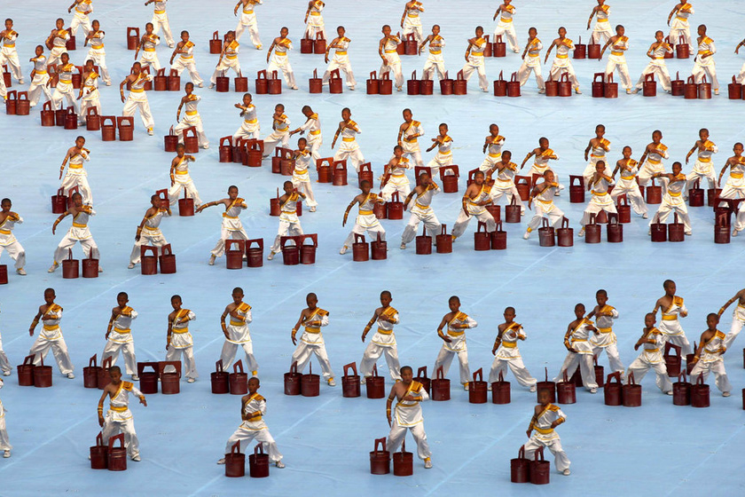 10月21日，第九届中国郑州国际少林武术节开幕表演，来自登封少林塔沟武术学校的一万多名学生参加。  牛书培/东方IC _第九届中国郑州国际少林武术节开幕 