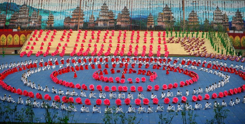 10月21日，第九届中国郑州国际少林武术节开幕表演，来自登封少林塔沟武术学校的一万多名学生参加。  牛书培/东方IC _第九届中国郑州国际少林武术节开幕 