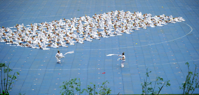 10月21日，第九届中国郑州国际少林武术节开幕表演，来自登封少林塔沟武术学校的一万多名学生参加。  牛书培/东方IC _第九届中国郑州国际少林武术节开幕 