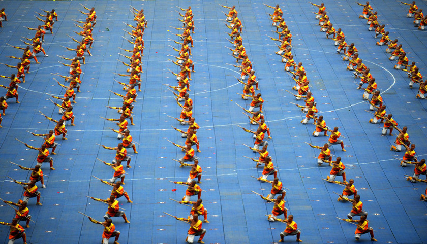 10月21日，第九届中国郑州国际少林武术节开幕表演，来自登封少林塔沟武术学校的一万多名学生参加。  牛书培/东方IC _第九届中国郑州国际少林武术节开幕 