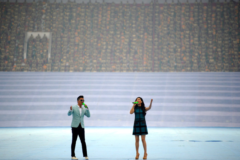 10月21日，第九届中国郑州国际少林武术节开幕表演，凤凰传奇献歌。  牛书培/东方IC _第九届中国郑州国际少林武术节开幕 