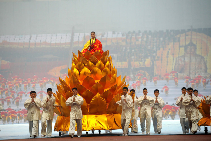 10月21日，第九届中国郑州国际少林武术节开幕表演，来自登封少林塔沟武术学校的一万多名学生参加。  牛书培/东方IC _第九届中国郑州国际少林武术节开幕 