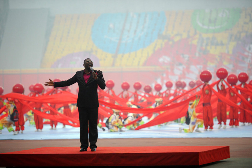 10月21日，第九届中国郑州国际少林武术节开幕表演，黑人郝歌演唱歌曲。  牛书培/东方IC _第九届中国郑州国际少林武术节开幕 