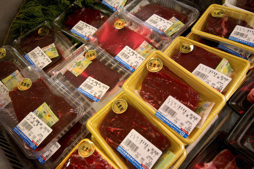 2009年2月4日，东京，市场内的生鲜鲸鱼肉。  KEIZO MORI/东方IC _触目惊心 揭秘捕鲸产业