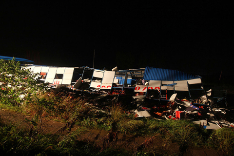 湖北天门一工棚被大风吹垮 致1死23伤