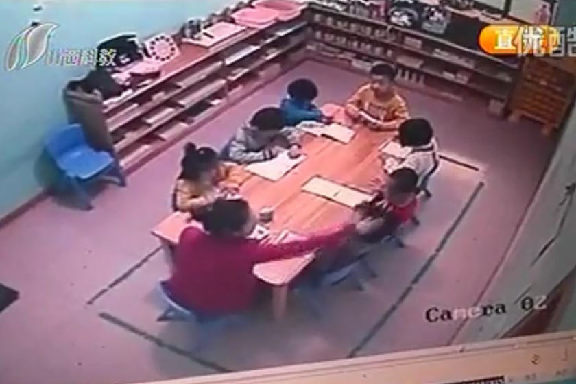 （截屏图）10月15日，监控录像显示，坐在幼儿园老师右手边的女童被扇耳光，半小时内被打了70多下。_太原五岁女童被幼儿园老师扇70耳光