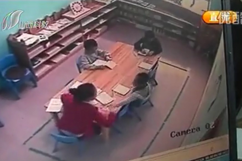 （截屏图）严控录像还显示，这位女老师经常体罚学生。_太原五岁女童被幼儿园老师扇70耳光