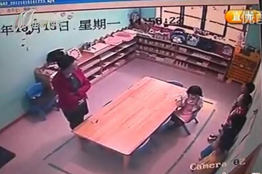 （截屏图）严控录像还显示，这位女老师经常体罚学生。_太原五岁女童被幼儿园老师扇70耳光