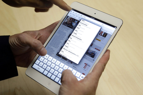 当地时间2012年10月23日，苹果公司正式发布iPad mini，iPad mini采用7.9英寸屏幕，分辨率为1024×768，机身厚度只有7.2毫米，配备500万像素的摄像头，起售价为329美元。发售时间大约是11月2日，中国香港是首发地区之一。 