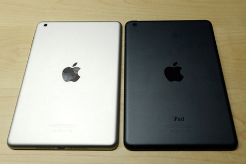 当地时间2012年10月23日，苹果公司正式发布iPad mini，iPad mini采用7.9英寸屏幕，分辨率为1024×768，机身厚度只有7.2毫米，配备500万像素的摄像头，起售价为329美元。发售时间大约是11月2日，中国香港是首发地区之一。 