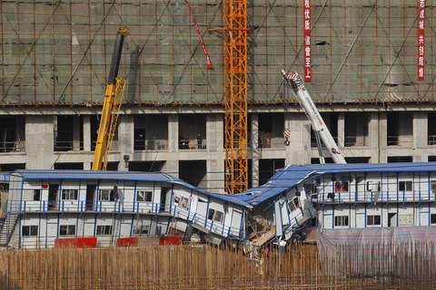 郑州一水泥罐车侧翻砸塌工棚致8死6伤