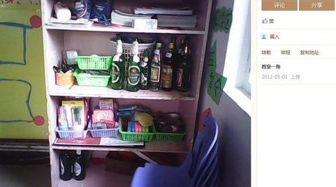 2012年10月24日，有网友发布图文微博爆料说，浙江温岭一幼儿园女教师虐待儿童，还拍了照。让人惊讶的是，这位无证上岗的“90后”教师称，此举“是为了闹着玩”，并且她的个人空间内还有大量虐童照片。当地教育局经过调查称，当事人系民办幼儿园“温岭蓝孔雀”小二班老师颜某，颜某在和一位家长聊天时提供了“手上有好玩的照片”，该家长转告了其他家长，一位家长在微博上给与了转发。目前，涉事幼儿园责令整改，涉事教师颜某则遭辞退。