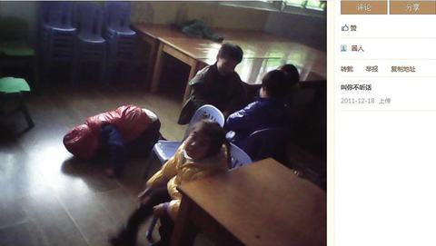 2012年10月24日，有网友发布图文微博爆料说，浙江温岭一幼儿园女教师虐待儿童，还拍了照。让人惊讶的是，这位无证上岗的“90后”教师称，此举“是为了闹着玩”，并且她的个人空间内还有大量虐童照片。当地教育局经过调查称，当事人系民办幼儿园“温岭蓝孔雀”小二班老师颜某，颜某在和一位家长聊天时提供了“手上有好玩的照片”，该家长转告了其他家长，一位家长在微博上给与了转发。目前，涉事幼儿园责令整改，涉事教师颜某则遭辞退。