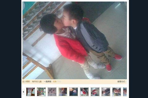 2012年10月24日，有网友发布图文微博爆料说，浙江温岭一幼儿园女教师虐待儿童，还拍了照。让人惊讶的是，这位无证上岗的“90后”教师称，此举“是为了闹着玩”，并且她的个人空间内还有大量虐童照片。当地教育局经过调查称，当事人系民办幼儿园“温岭蓝孔雀”小二班老师颜某，颜某在和一位家长聊天时提供了“手上有好玩的照片”，该家长转告了其他家长，一位家长在微博上给与了转发。目前，涉事幼儿园责令整改，涉事教师颜某则遭辞退。