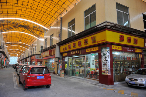 涉嫌重大违纪行为的广州市城管综合执法局番禺分局政委蔡彬拥有的22处房产日前被曝光。目前，番禺区纪委已对蔡彬进行立案查处，并对其实施“双规”，正在接受组织调查。