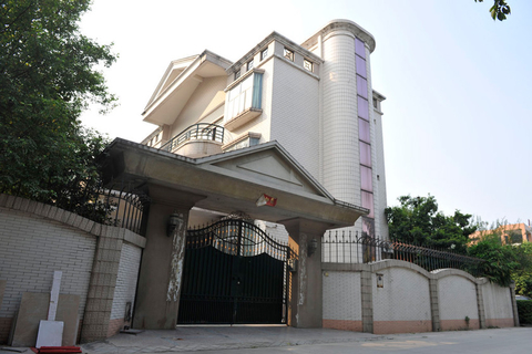 涉嫌重大违纪行为的广州市城管综合执法局番禺分局政委蔡彬拥有的22处房产日前被曝光。目前，番禺区纪委已对蔡彬进行立案查处，并对其实施“双规”，正在接受组织调查。