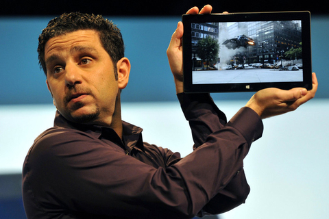 当地时间2012年10月25日，微软在美国纽约正式发布了Windows 8操作系统和Surface平板电脑，并于26日起开始销售。Windows 8被认为是Windows 95之后微软最重要的操作系统，这也是微软首次基于触摸控制进行开发，支持全屏多点触控和虚拟键盘，还可以支持Stylus手写笔操作。此外这款操作系统同时也可以切换到人们所熟悉的传统桌面模式，允许用户通过键盘和鼠标进行操控。