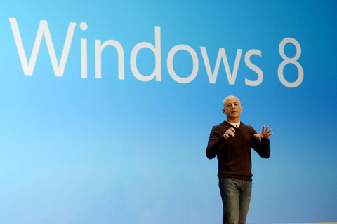 当地时间2012年10月25日，微软在美国纽约正式发布了Windows 8操作系统和Surface平板电脑，并于26日起开始销售。Windows 8被认为是Windows 95之后微软最重要的操作系统，这也是微软首次基于触摸控制进行开发，支持全屏多点触控和虚拟键盘，还可以支持Stylus手写笔操作。此外这款操作系统同时也可以切换到人们所熟悉的传统桌面模式，允许用户通过键盘和鼠标进行操控。