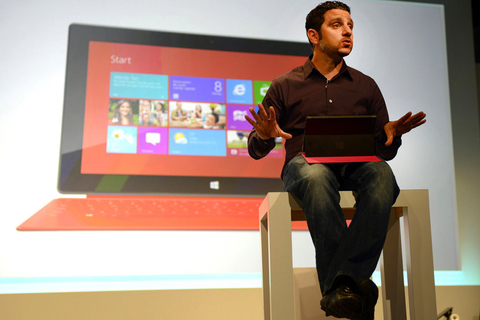 当地时间2012年10月25日，微软在美国纽约正式发布了Windows 8操作系统和Surface平板电脑，并于26日起开始销售。Windows 8被认为是Windows 95之后微软最重要的操作系统，这也是微软首次基于触摸控制进行开发，支持全屏多点触控和虚拟键盘，还可以支持Stylus手写笔操作。此外这款操作系统同时也可以切换到人们所熟悉的传统桌面模式，允许用户通过键盘和鼠标进行操控。