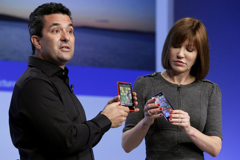 当地时间2012年10月25日，微软在美国纽约正式发布了Windows 8操作系统和Surface平板电脑，并于26日起开始销售。Windows 8被认为是Windows 95之后微软最重要的操作系统，这也是微软首次基于触摸控制进行开发，支持全屏多点触控和虚拟键盘，还可以支持Stylus手写笔操作。此外这款操作系统同时也可以切换到人们所熟悉的传统桌面模式，允许用户通过键盘和鼠标进行操控。