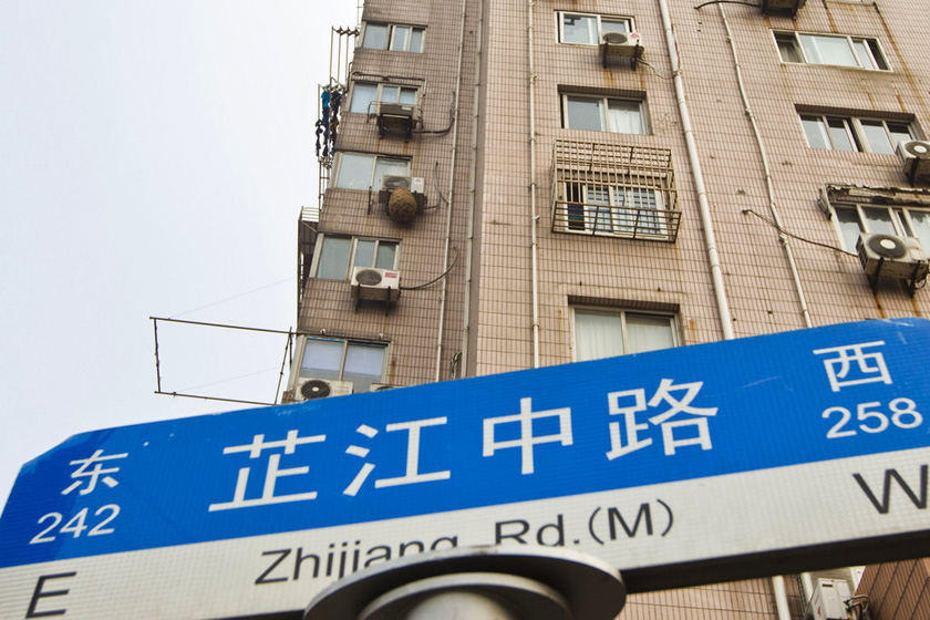 10月28日，上海芷江中路一高层住宅楼空调外挂机下的巨型马蜂窝。  Penny/东方IC _上海一高层居民楼惊现巨大马蜂窝