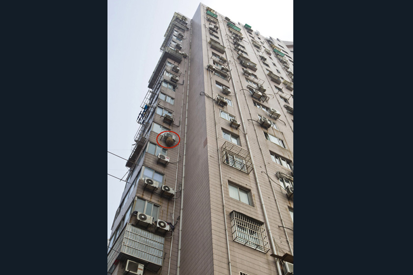10月28日，上海芷江中路一高层住宅楼空调外挂机下的巨型马蜂窝。  Penny/东方IC _上海一高层居民楼惊现巨大马蜂窝