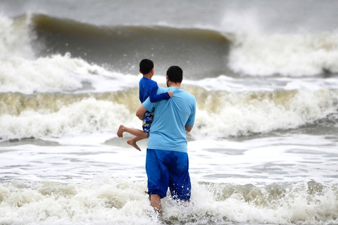 目前，飓风“桑迪”正在北上美国东海岸，最早将于今日（10月29日）登陆，并很可能与另外两个天气系统相撞，导致大风、暴雨、极端高潮甚至降雪，美国东海岸已经宣布进入紧急状态。“桑迪”或是全球数十年来最严重的飓风，已经在加勒比海沿岸造成近60人死亡，并且它很有可能进一步演变成灾难性的“超级风暴”。