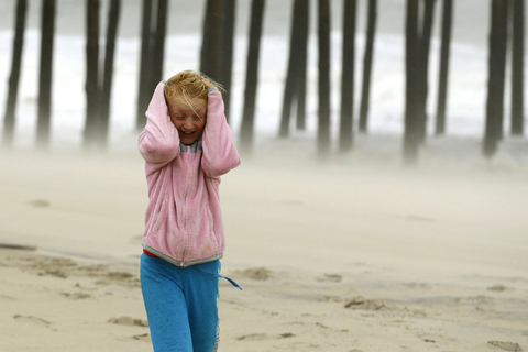 目前，飓风“桑迪”正在北上美国东海岸，最早将于今日（10月29日）登陆，并很可能与另外两个天气系统相撞，导致大风、暴雨、极端高潮甚至降雪，美国东海岸已经宣布进入紧急状态。“桑迪”或是全球数十年来最严重的飓风，已经在加勒比海沿岸造成近60人死亡，并且它很有可能进一步演变成灾难性的“超级风暴”。