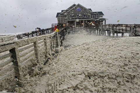目前，飓风“桑迪”正在北上美国东海岸，最早将于今日（10月29日）登陆，并很可能与另外两个天气系统相撞，导致大风、暴雨、极端高潮甚至降雪，美国东海岸已经宣布进入紧急状态。“桑迪”或是全球数十年来最严重的飓风，已经在加勒比海沿岸造成近60人死亡，并且它很有可能进一步演变成灾难性的“超级风暴”。