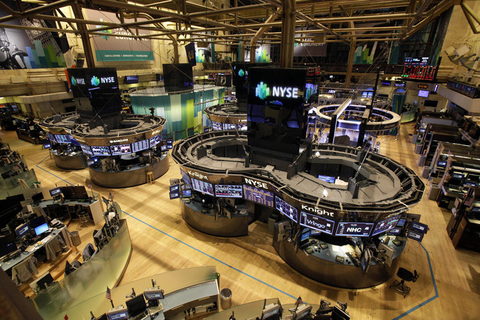 2012年10月29日，美国纽交所空无一人的交易大厅。  Richard Drew/东方IC 