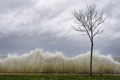 2012年10月29日，美国布里奇波特市，飓风桑迪来袭，海边公园掀起巨浪。  Jessica Hill/东方IC 