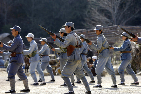 10月19日，表演人员穿着抗日战争时期的服装，再现了“保卫延安”的场景。  Ng Han Guan/东方IC