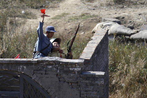 10月19日，表演人员穿着抗日战争时期的服装，再现了“保卫延安”的场景。  Ng Han Guan/东方IC