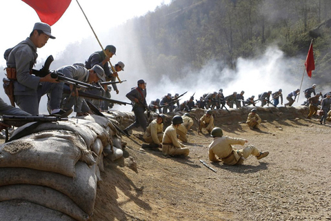 10月19日，表演人员穿着抗日战争时期的服装，再现了“保卫延安”的场景。  Ng Han Guan/东方IC