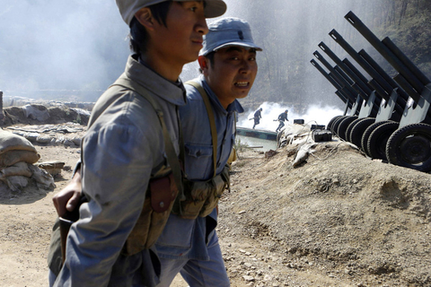 10月19日，表演人员穿着抗日战争时期的服装，再现了“保卫延安”的场景。  Ng Han Guan/东方IC