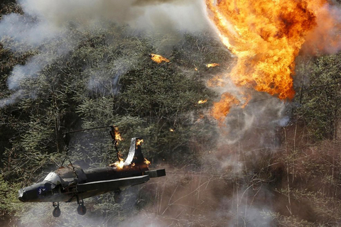 10月19日，表演人员穿着抗日战争时期的服装，再现了“保卫延安”的场景。  Ng Han Guan/东方IC