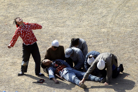 10月19日，表演人员穿着抗日战争时期的服装，再现了“保卫延安”的场景。  Ng Han Guan/东方IC